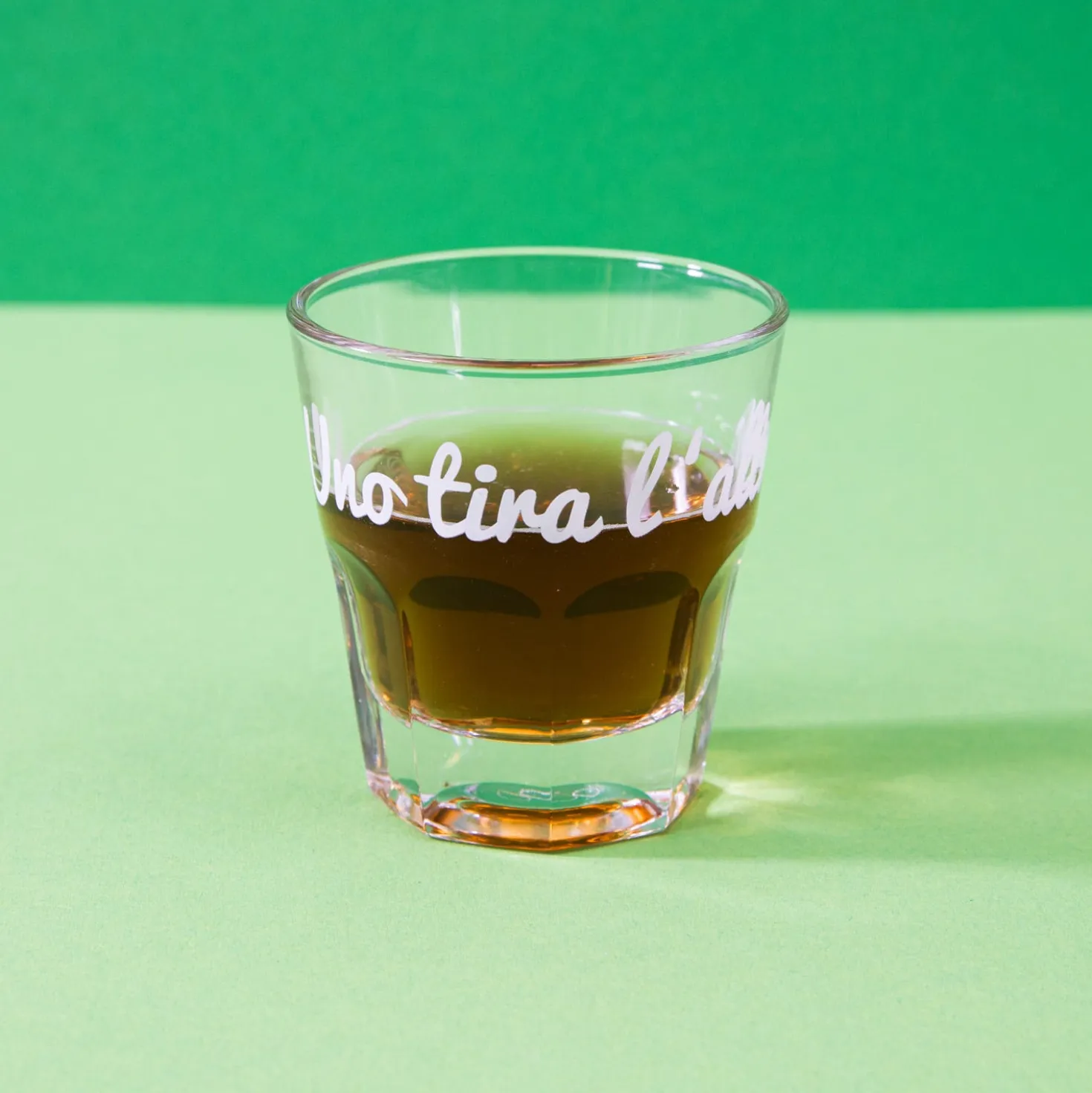 Bicchierino 130 ml scritta Uno tira l'altro in vetro