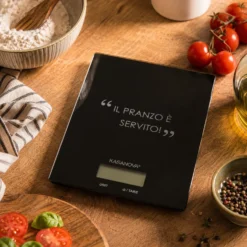 Bilancia da cucina digitale nera rettangolare con scritta