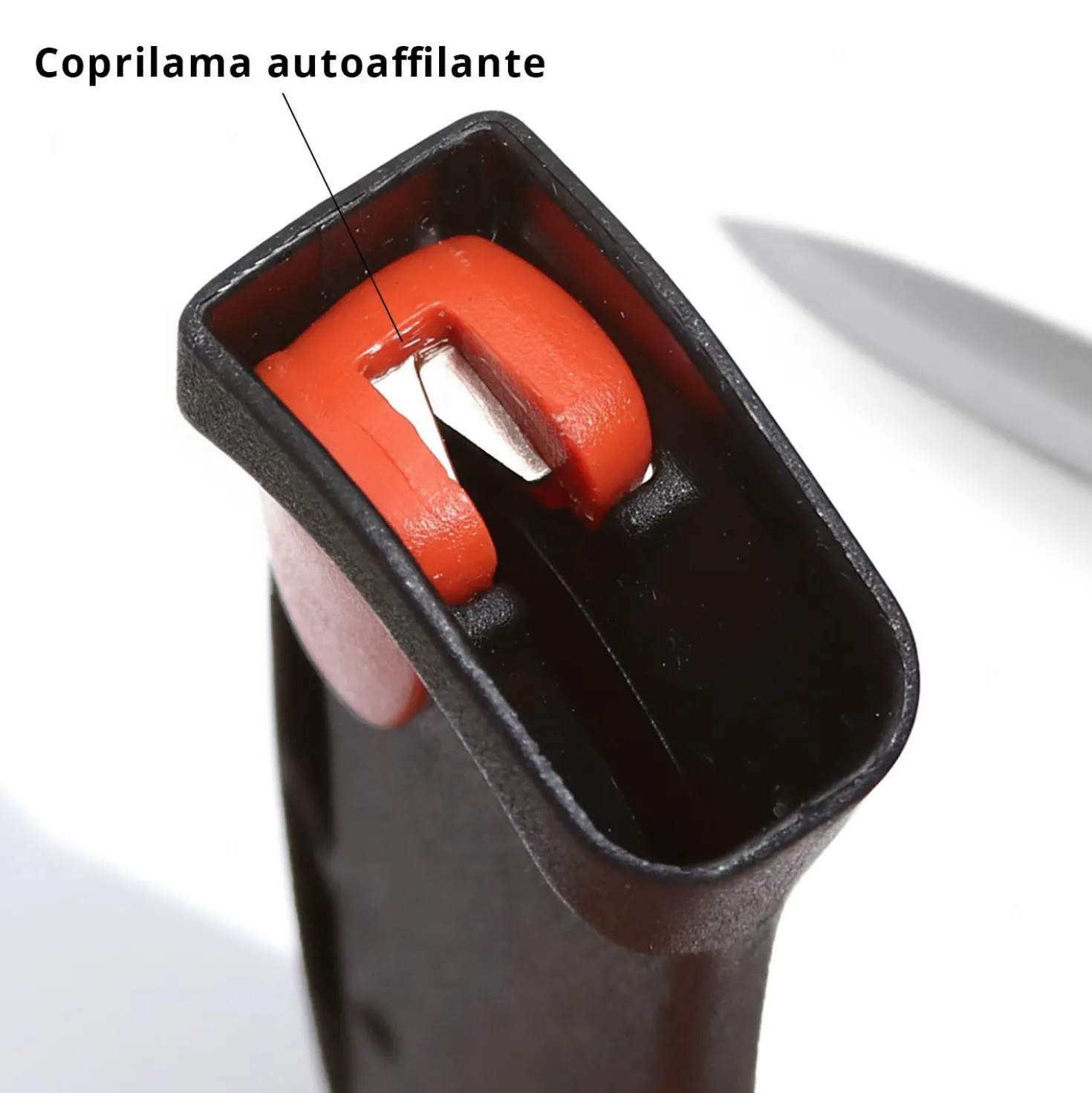 Coltello con coprilama autoaffilante
