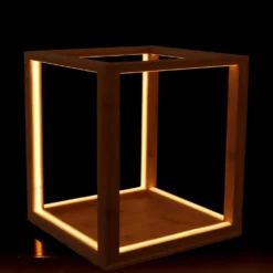 Lampada cubo con LED in legno, 33x29x29 cm