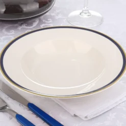 Piatto fondo con filo blu e oro in new bone china, da 22 cm