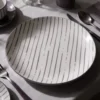 Piatto piano bianco righe grigie porcellana Mix e Match