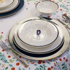 Piatto piano con filo blu e oro in new bone china, da 26 cm