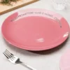Piatto piano malva con scritta 27 cm in stoneware