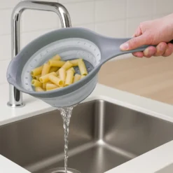 Scolapasta salvaspazio pieghevole grigio con manico