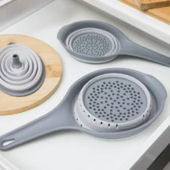 Scolapasta salvaspazio pieghevole grigio con manico