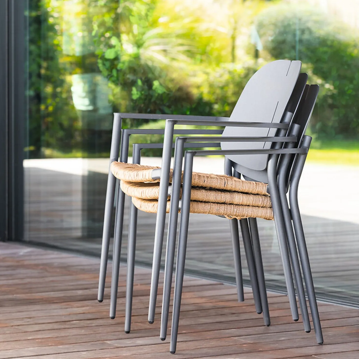 Sedia da giardino con braccioli Rubby grigia