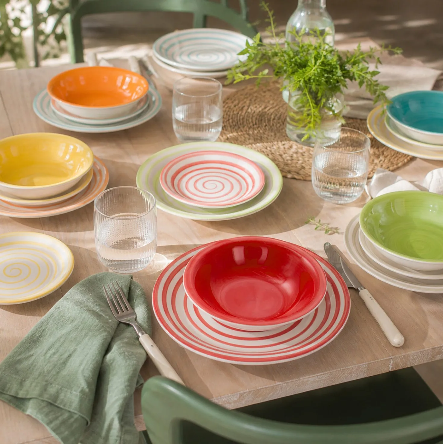 Servizio 18 piatti ceramica spirale colorati Ischia