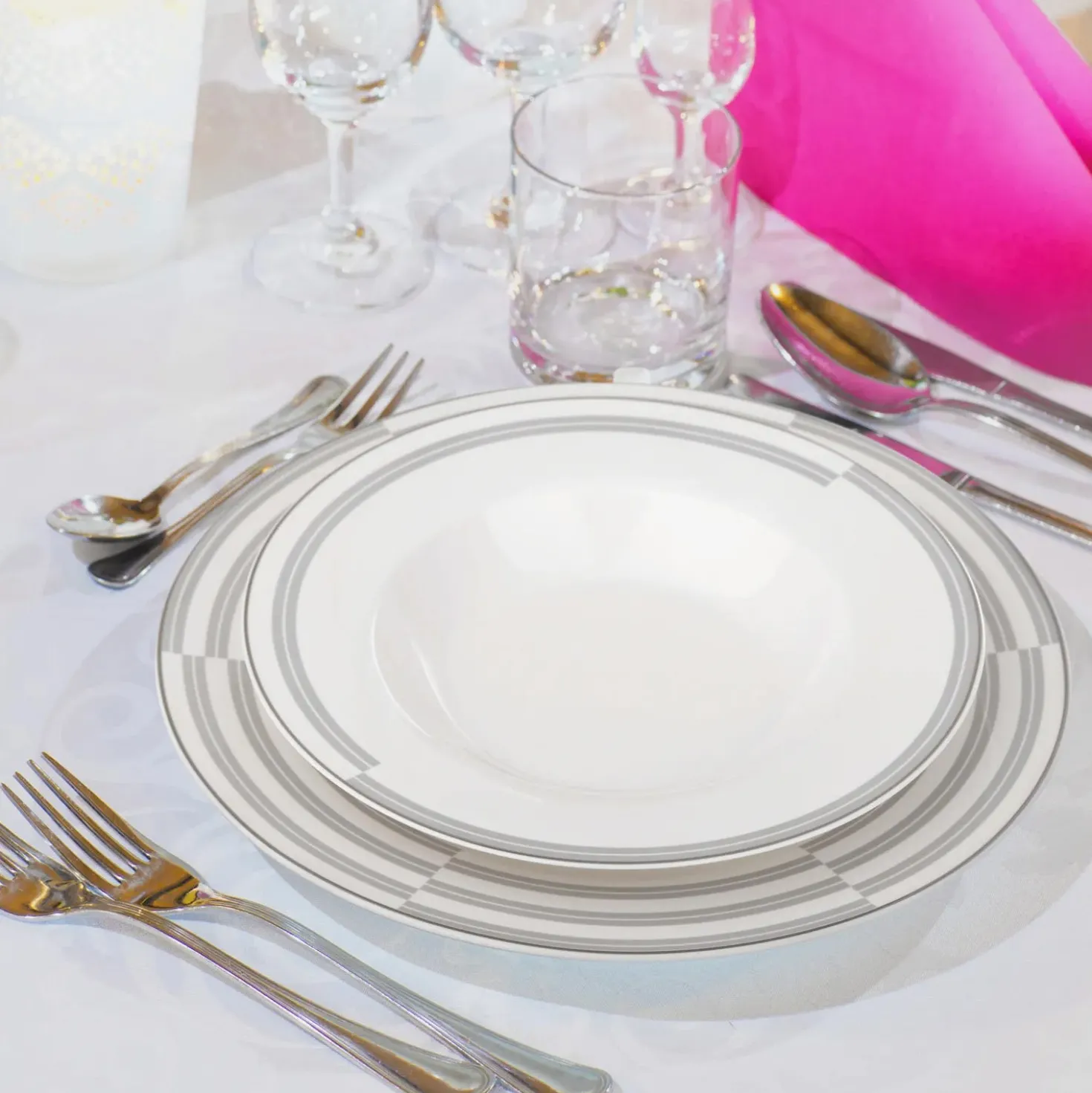 Set piatti Classy in new bone china, da 18 pezzi