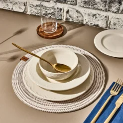 Set 24 piatti con decori in rilievo