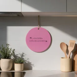 Sottopentola tondo in ceramica malva 20 cm con scritta