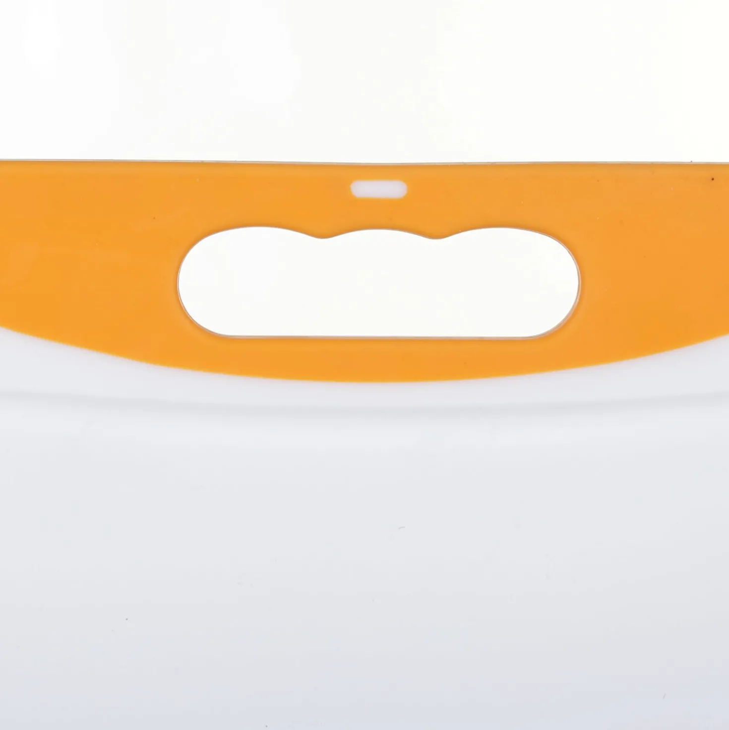 Tagliere 36x25 cm in plastica con bordi in gomma