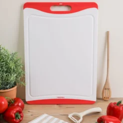 Tagliere 44x30 cm in plastica con bordi in gomma