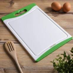 Tagliere 29x20 cm in plastica con bordi in gomma