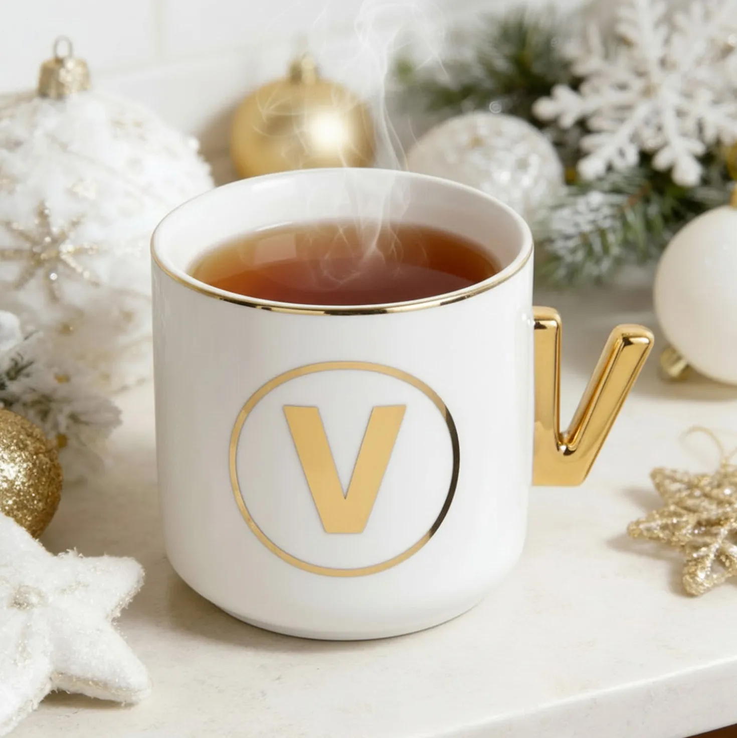 Tazza lettera V con manico oro 360 ml