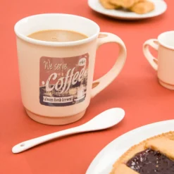 Tazza mug conica 400 ml con cucchiaino in porcellana crema