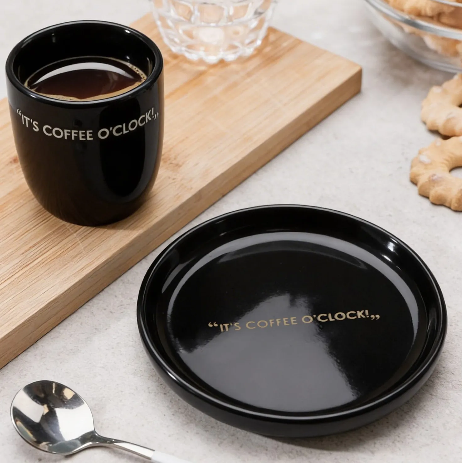 Tazzina caffè con piattino nero con scritta 135 ml