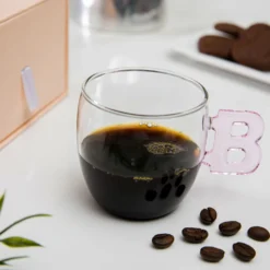 Tazzina caffè lettera B rosa in vetro borosilicato, 150 ml