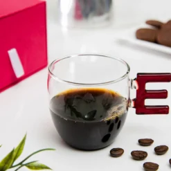 Tazzina caffè lettera E rossa in vetro borosilicato, 150 ml