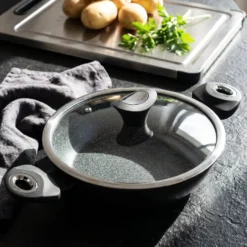 Tegame antiaderente 24 cm Collection nera con coperchio